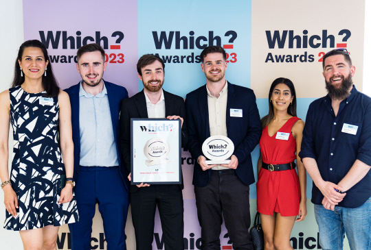 LG전자 영국법인 관계자들이 '위치 어워드 2023'에 참석해 수상 기념 촬영을 하고 있다. LG전자 제공